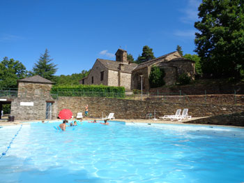 01Piscine village gites Cevennes