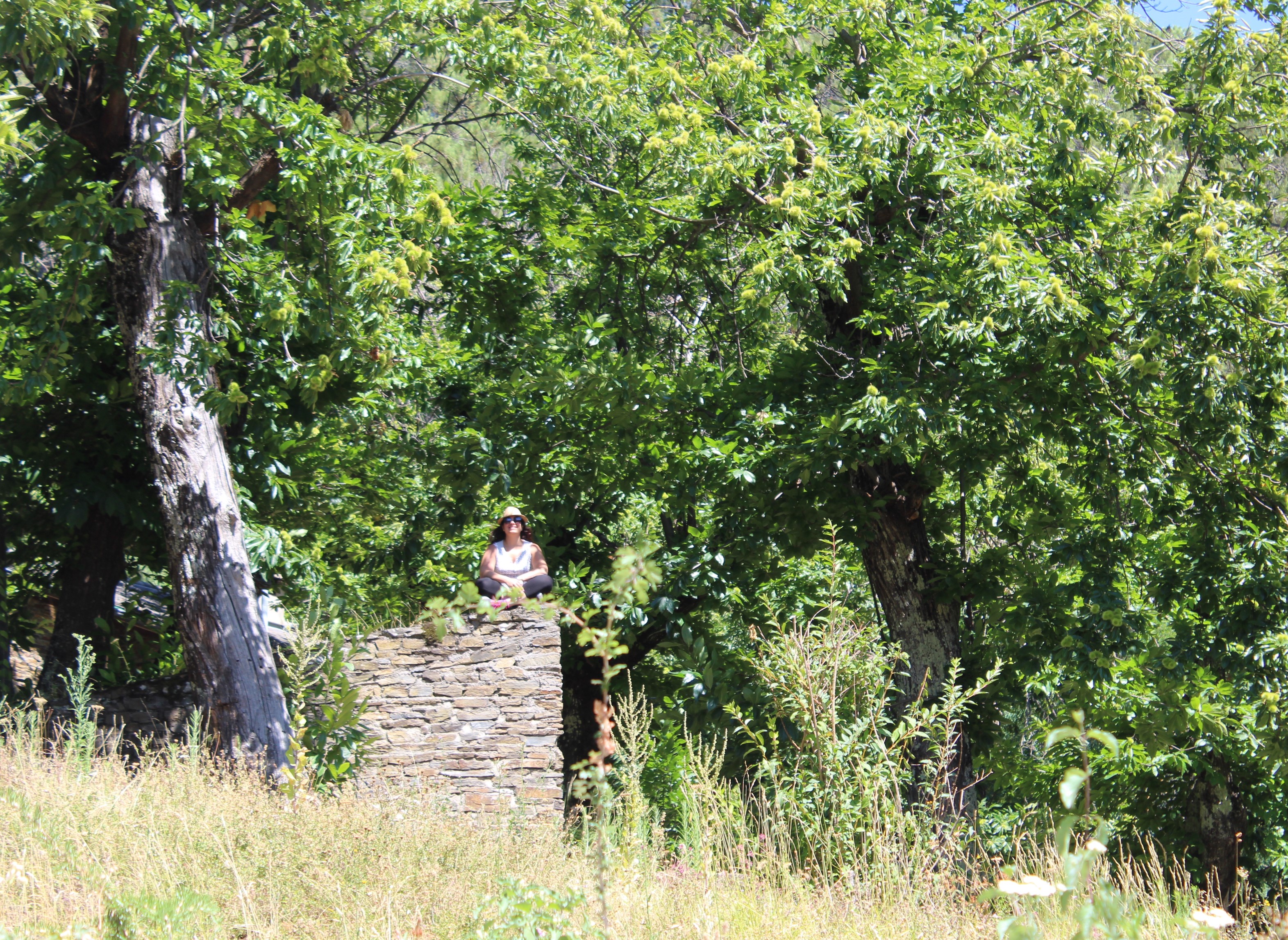 une cliente du village de vacances, assise tranquillement sur un muret. On la dirait seule dans la nature, alors qu'elle est au coeur du village de vacances en plein été. Le calme !