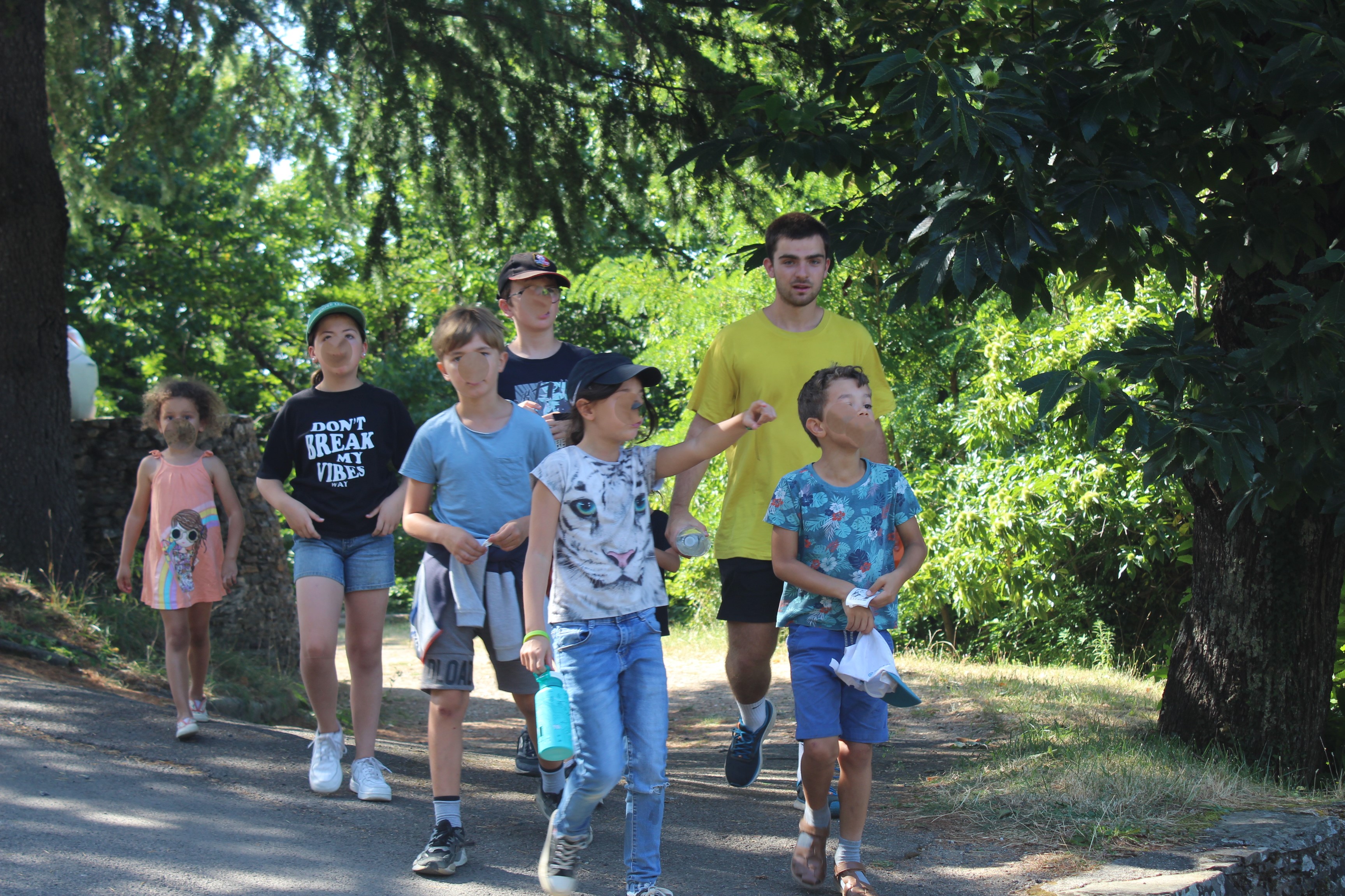 les clubs enfants au village moment de jeu et de balade