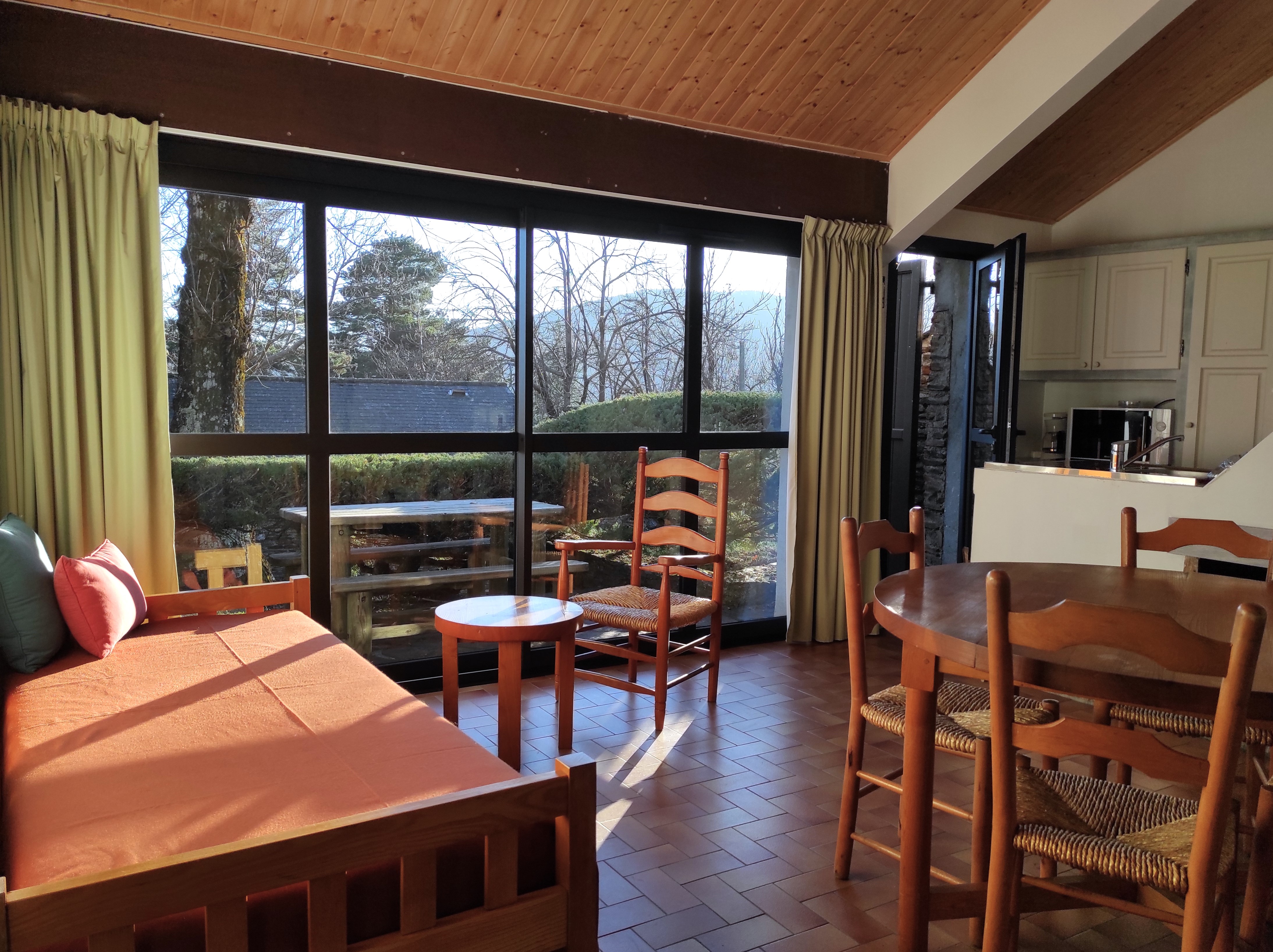 Nos hébergements, simples, lumineux et meublés en bois... Image