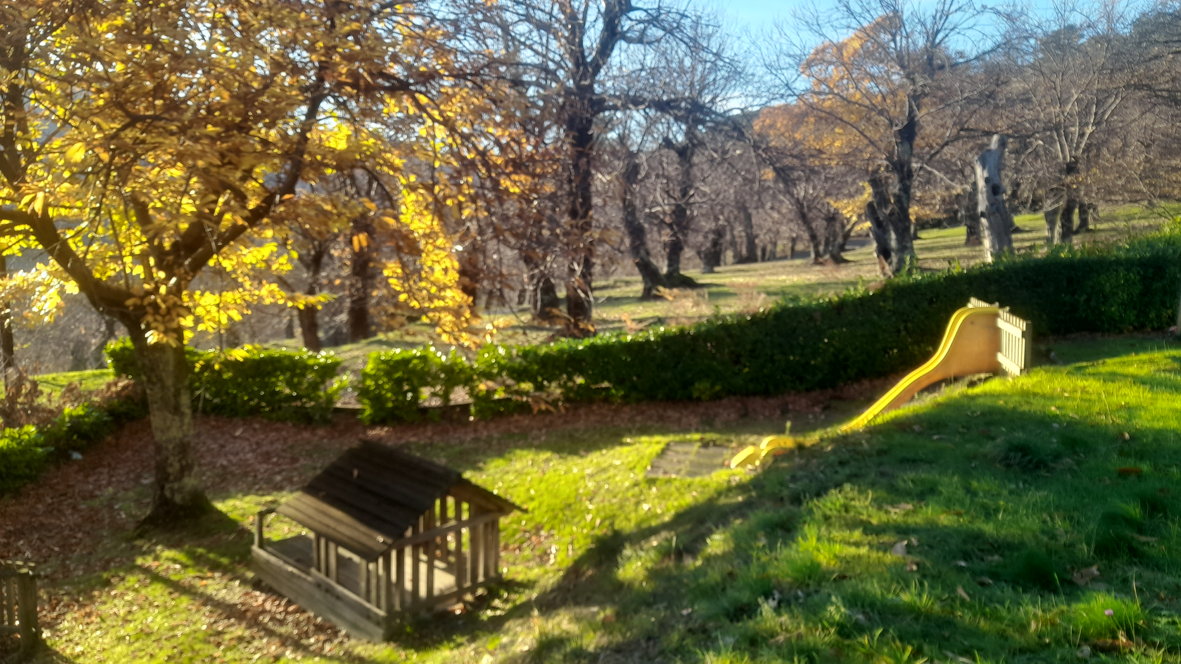 Une des aires de jeu du village en automne